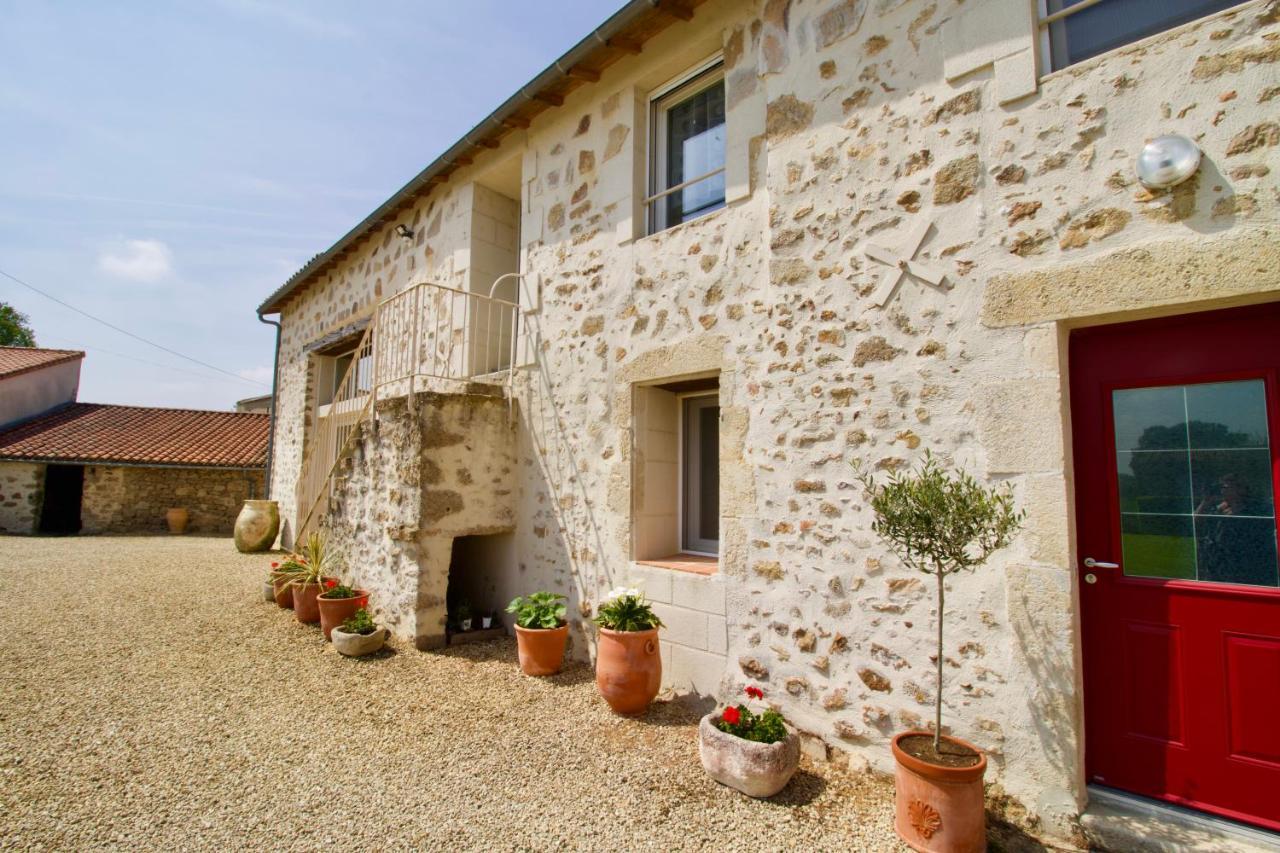 O Trois Oliviers Bed & Breakfast Louin ภายนอก รูปภาพ