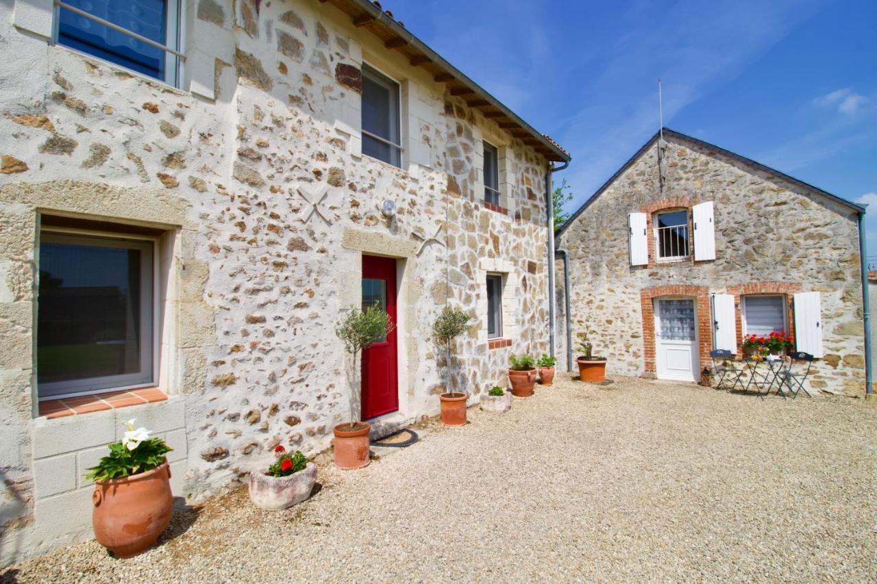 O Trois Oliviers Bed & Breakfast Louin ภายนอก รูปภาพ