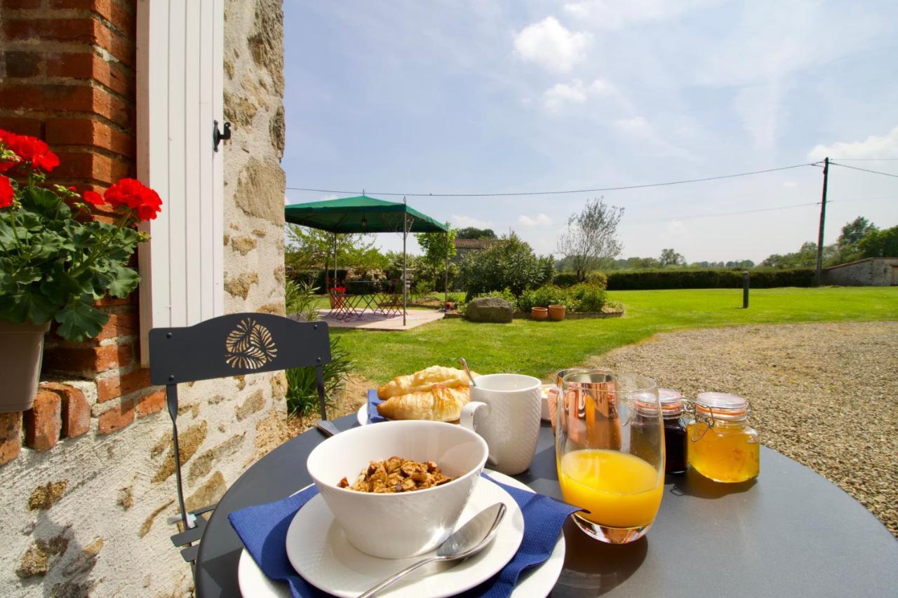 O Trois Oliviers Bed & Breakfast Louin ภายนอก รูปภาพ
