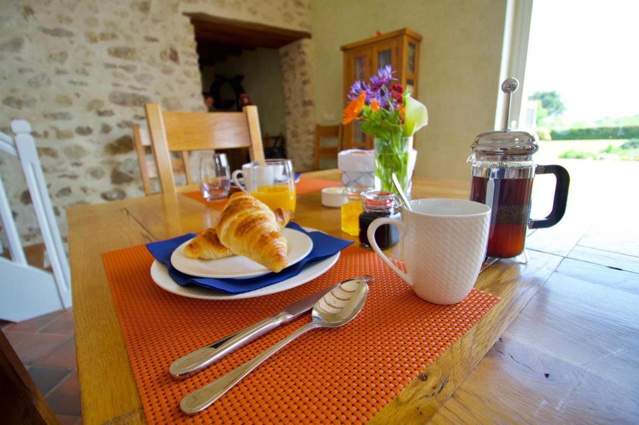 O Trois Oliviers Bed & Breakfast Louin ภายนอก รูปภาพ