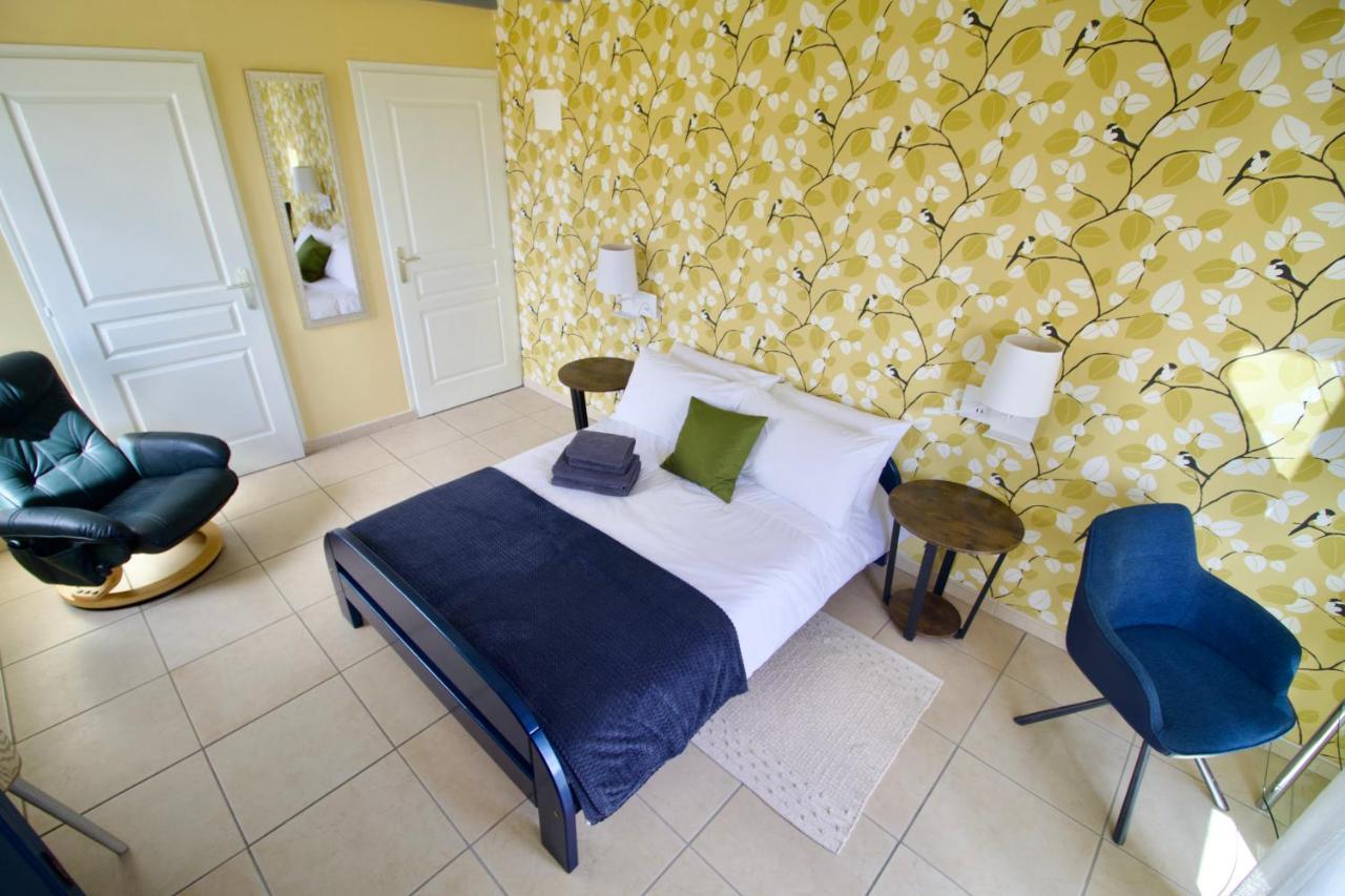 O Trois Oliviers Bed & Breakfast Louin ภายนอก รูปภาพ