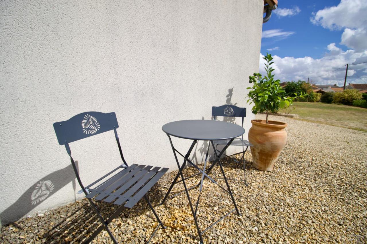 O Trois Oliviers Bed & Breakfast Louin ภายนอก รูปภาพ