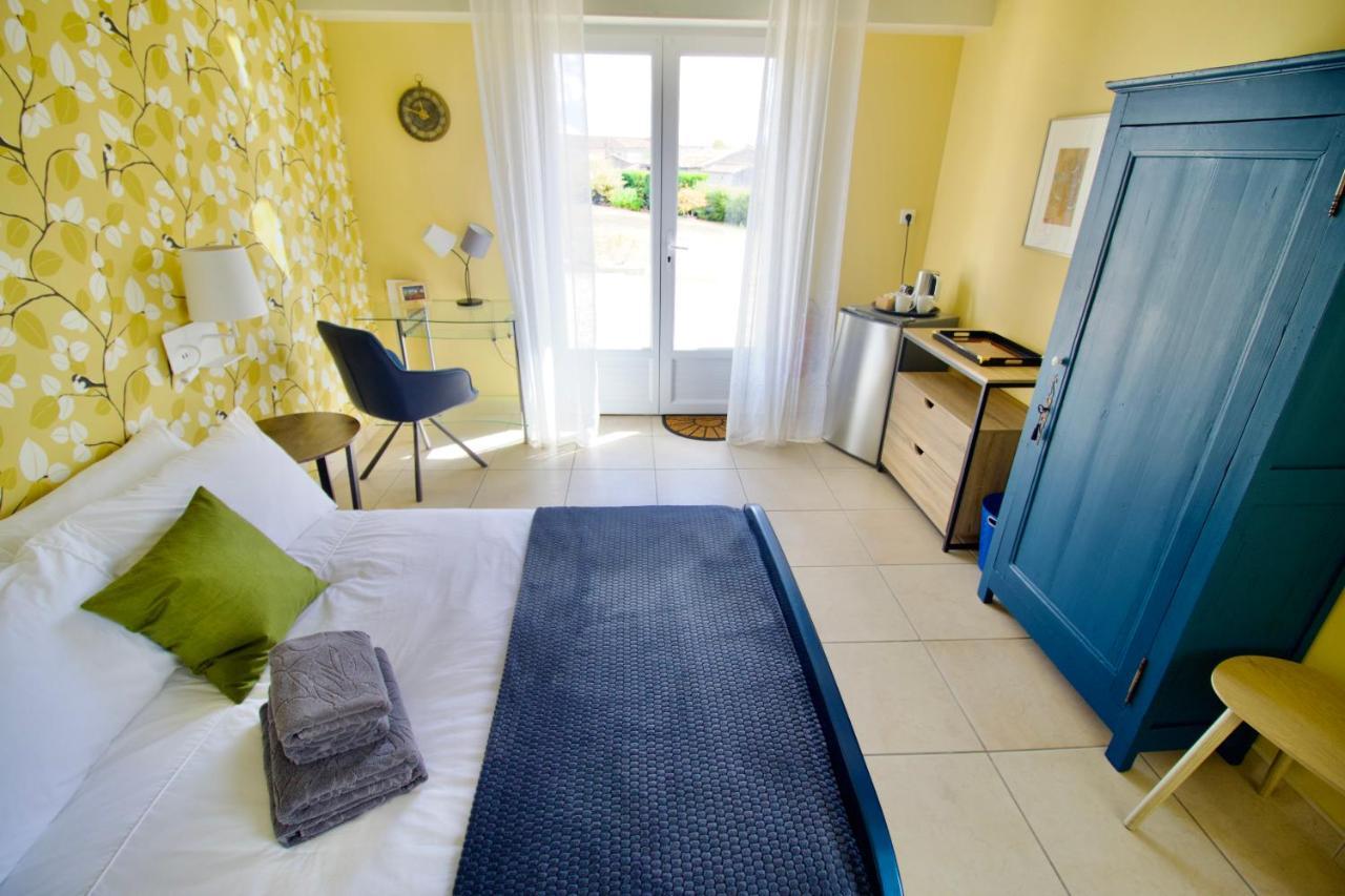 O Trois Oliviers Bed & Breakfast Louin ภายนอก รูปภาพ